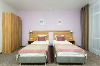 Гостиница 7 Холмов Киров Двухместный номер с 2 отдельными кроватями и балконом-1