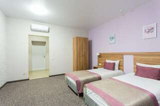 Гостиница 7 Холмов Киров Двухместный номер с 2 отдельными кроватями и балконом-2