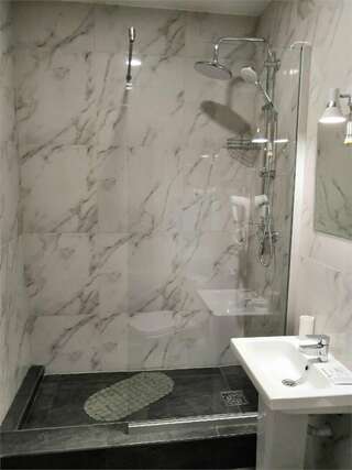 Гостиница 7 Холмов Киров Двухместный номер с 2 отдельными кроватями и балконом-3